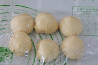 把面团分成6等份，盖上保鲜膜防止风干。