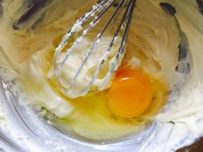 加入全蛋一个，搅拌顺滑