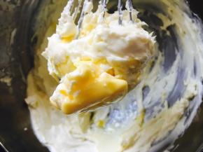 加入软化的黄油，搅拌顺滑