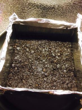 底部垫锡纸，将奥利奥碎放入模具中，压实！放入冰箱冷藏20分钟