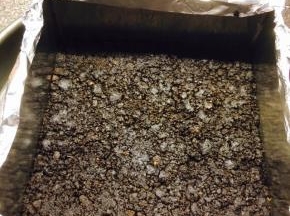 底部垫锡纸，将奥利奥碎放入模具中，压实！放入冰箱冷藏20分钟