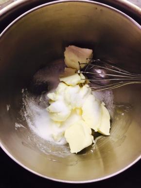 软化的奶油奶酪加入糖，搅拌顺滑，如果奶酪不够软化，可以隔热水搅拌