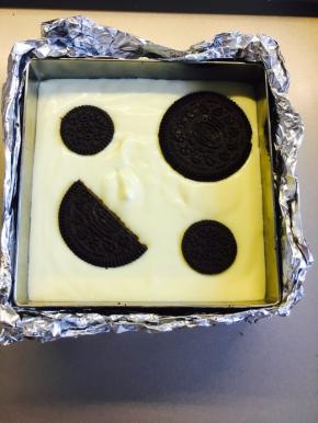 倒入剩下的奶酪糊，摆上奥利奥饼干