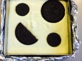 倒入剩下的奶酪糊，摆上奥利奥饼干