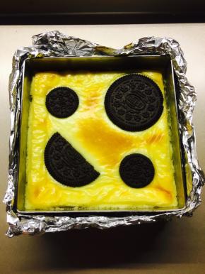 烤箱160度，35到40分钟，表面上色即可，取出放凉，不要脱模哦，包上保鲜膜放入冰箱冷藏4小时以上，过夜最好。