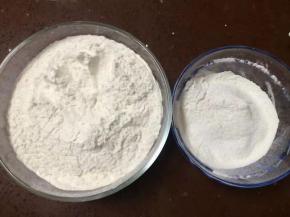 高筋面粉420g、低筋面粉80g称好备用.