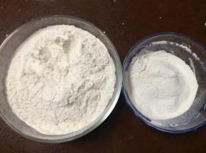 高筋面粉420g、低筋面粉80g称好备用.