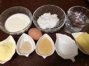 所有配料也都称好备用，牛奶、白糖、清水、奶粉、鸡蛋、酵母粉、炼奶、盐，黄油