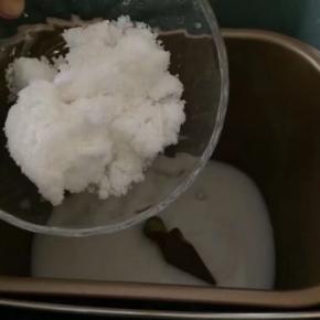 在面包机一角放入白糖