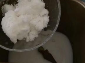 在面包机一角放入白糖