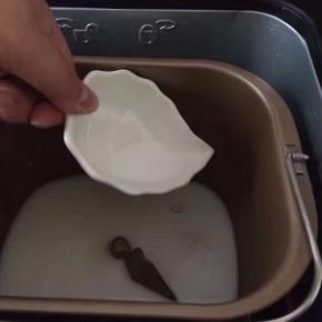 白糖的对角放入精盐，错开距离，盐和糖不要放一起