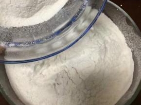 低筋面粉和高筋面粉过筛两边，放入面包机里，过筛两遍是为了让面粉更好的呼吸空气，这样做出的面包更柔软蓬松细腻