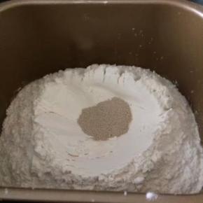 酵母粉放在面粉最上面，开启揉面程序，揉面20分钟