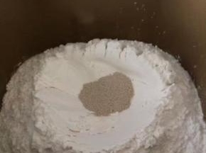 酵母粉放在面粉最上面，开启揉面程序，揉面20分钟
