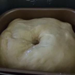 启动发酵功能进行发酵至2倍大，手指沾面粉戳面团中间，不回缩如图这样就发酵好了