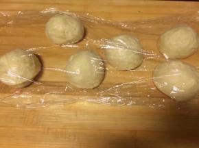 每个大剂子一开二分成两个小剂子，一共分为6个小剂子，每一个揉几下至光滑，全部揉好后盖上保鲜膜静止15分钟