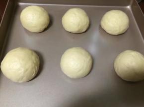 进行二次揉剂子，每一个揉至光滑后，放在不粘烤盘里，送入烤箱内以38度45分钟二次发酵