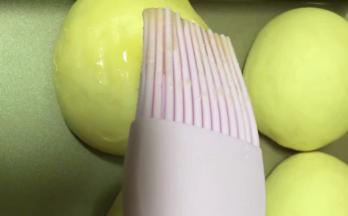 取出发酵好的面包胚，蜂蜜稍加一点水稀释一下，然后在小面包表层刷一层蜂蜜水