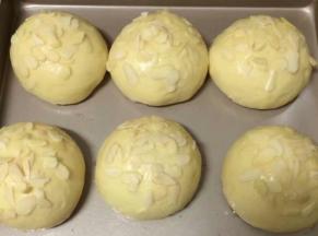 取适量扁桃仁沾在小面包表面上