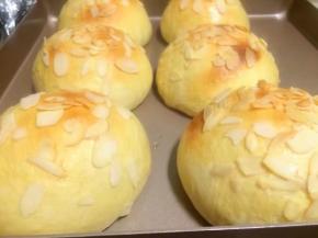 烤箱提前180度预热5分钟，面包放入烤箱中层165度烤25分钟，烤箱品牌不同温度有所差异，具体根据自家烤箱温度来设定