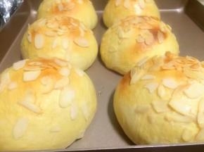 烤箱提前180度预热5分钟，面包放入烤箱中层165度烤25分钟，烤箱品牌不同温度有所差异，具体根据自家烤箱温度来设定