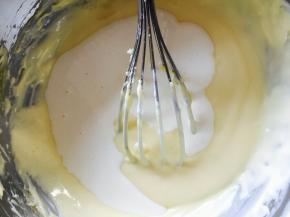 加入玉米淀粉搅拌无颗粒后，加入淡奶油和柠檬汁