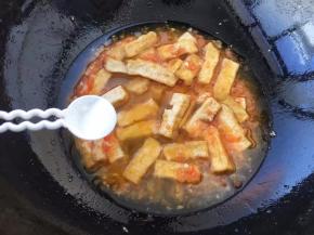 倒入猪骨汤1碗、添加1勺盐。
