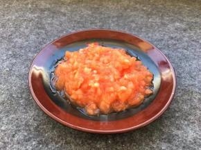 西红柿清洗干净去皮剁碎，剁碎的西红柿更容易入味。
