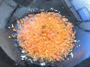 翻炒至蒜香与西红柿味道融合。
