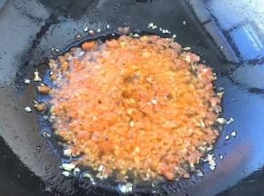 翻炒至蒜香与西红柿味道融合。

