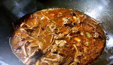 加入茶树菇，大火烧开