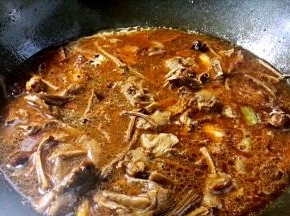 加入茶树菇，大火烧开