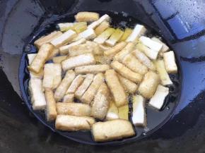 锅中油烧热，石屏豆腐放入锅中炸至金黄色。
