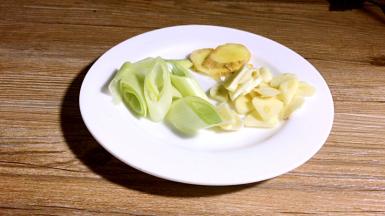 生姜洗净切片，大蒜去皮切片，葱洗净切段备用