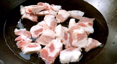 锅置火上，加入适量清水，倒入五花肉汆烫出血污