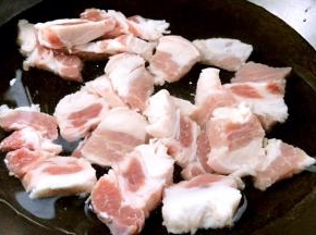 锅置火上，加入适量清水，倒入五花肉汆烫出血污