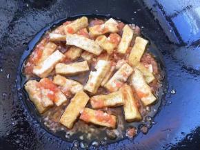 炸好的豆腐一起放入锅中。
