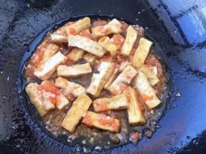炸好的豆腐一起放入锅中。
