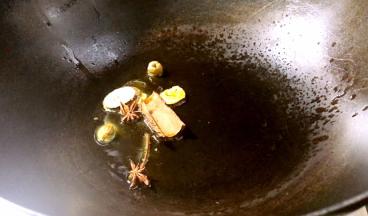 再起锅，热油，放入卤料爆香