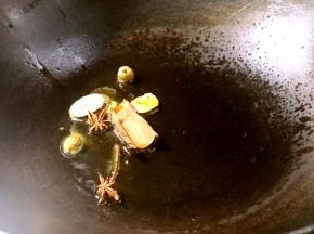 再起锅，热油，放入卤料爆香