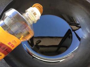 锅中倒入适量菜籽油，量比平常炒菜时候多一些。
