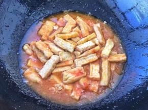  
慢慢焖至收汤汁，豆腐吸收猪骨汤汁，味道更好吃。 
 
 
