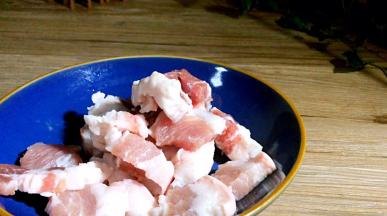 五花肉洗净，切成自己喜欢的块