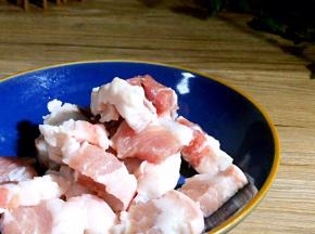 五花肉洗净，切成自己喜欢的块