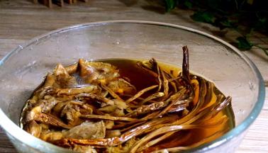 提前将茶树菇洗净，泡发