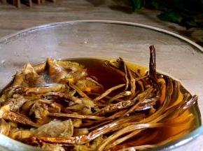 提前将茶树菇洗净，泡发