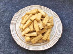 炸好的豆腐捞出放盘中待用。
