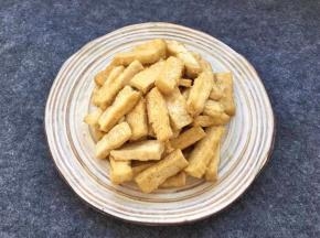 炸好的豆腐捞出放盘中待用。
