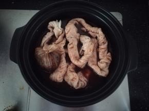 买的猪肠比较干净，我就简单的清洗了一下。然后用香料和料酒炖煮一些，至软烂。