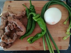 卤好的猪肠，辣椒，洋葱，蒜苗。